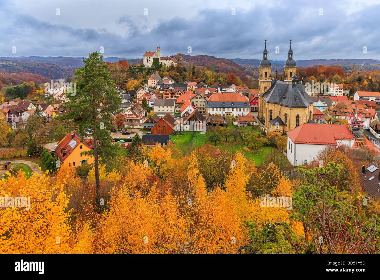 Vue de Gößweinstein en Suisse franconienne, Bavière, Allemagne, capturée par un matin d'automne fortement couvert. Les arbres colorés et les collines boisées Banque D'Images