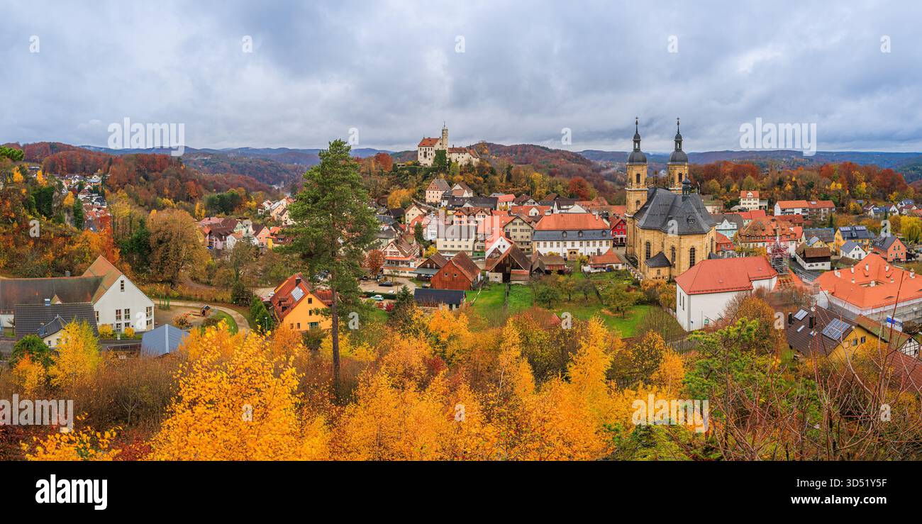 Vue panoramique 2 :1 de Gößweinstein en Suisse franconienne, Bavière, Allemagne, capturée par un matin d'automne fortement couvert. Les arbres colorés et Banque D'Images