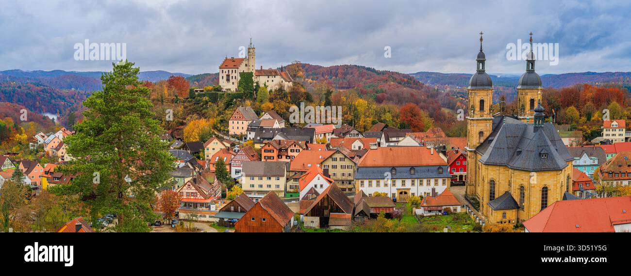 Une large photo panoramique 65 :24 XPan du château et de la basilique de Gößweinstein en Suisse franconienne, Bavière, Allemagne, capturée sur un autu fortement couvert Banque D'Images