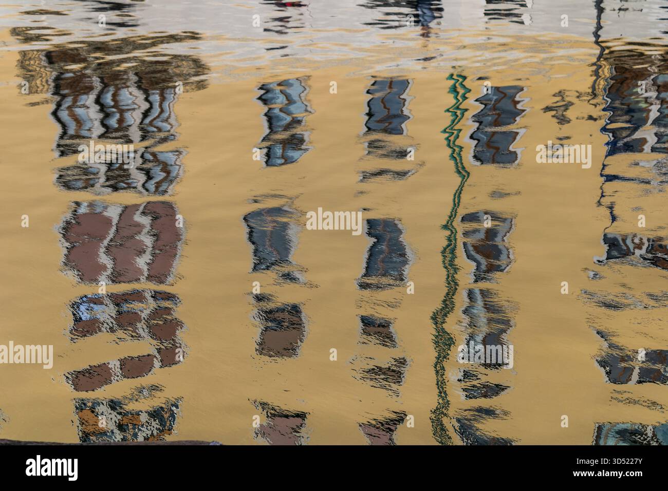 reflets de bâtiment déformés sur la surface de l'eau ondulée Banque D'Images