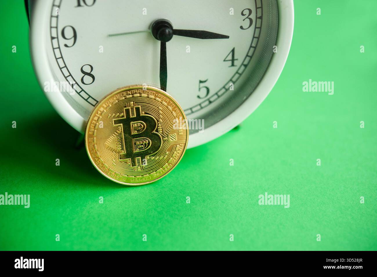 Bitcoin coin penché contre une horloge symbolisant le temps, l'investissement et le timing du marché des crypto-monnaies Banque D'Images