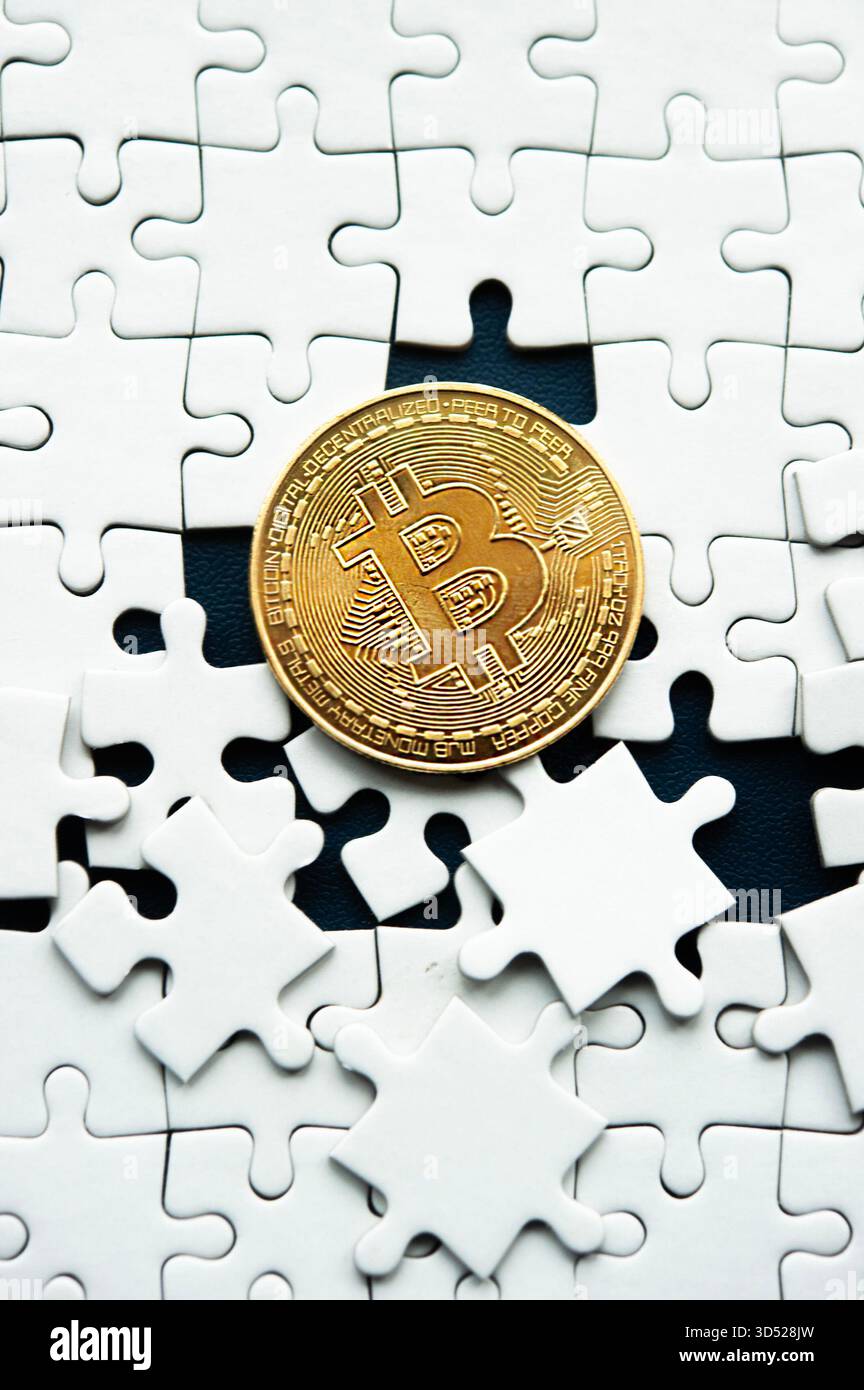 Pièce d'or Bitcoin entourée de pièces de puzzle blanches exprimant l'incertitude dans la finance numérique Banque D'Images