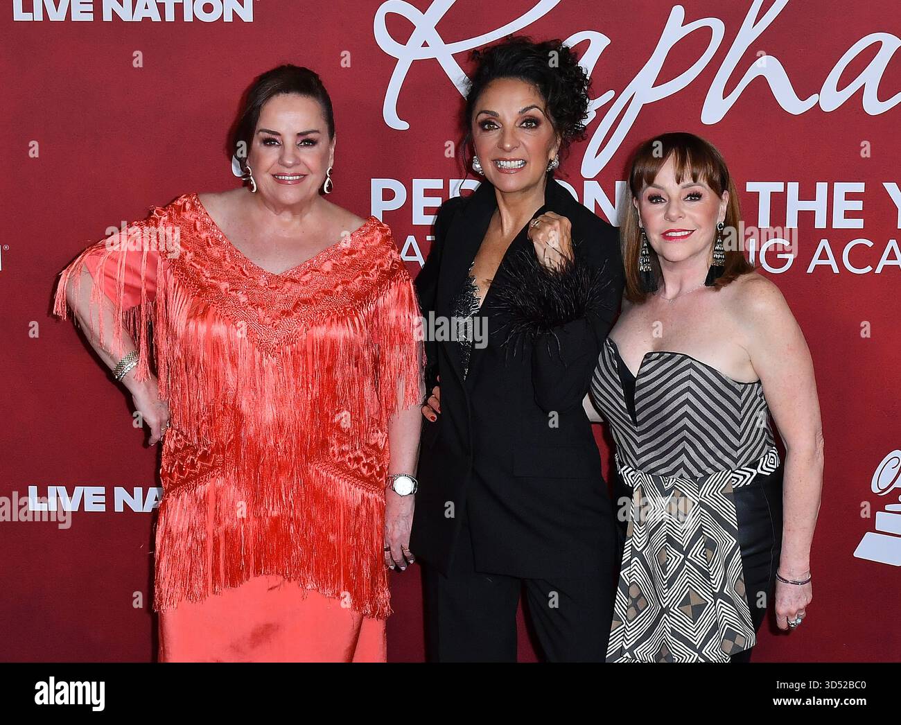 Las Vegas, États-Unis. 12 novembre 2025. Isabel Lascuráin, Fernanda Meade et Mayte Lascuráin du groupe Pandora assistent au Gala de la personne de l'année 2025 de la Latin Recording Academy en l'honneur de Raphael au Mandalay Bay Convention Center le 12 novembre 2025 à Las Vegas, Nevada. Photo : Casey Flanigan/imageSPACE/Sipa USA crédit : Sipa USA/Alamy Live News Banque D'Images