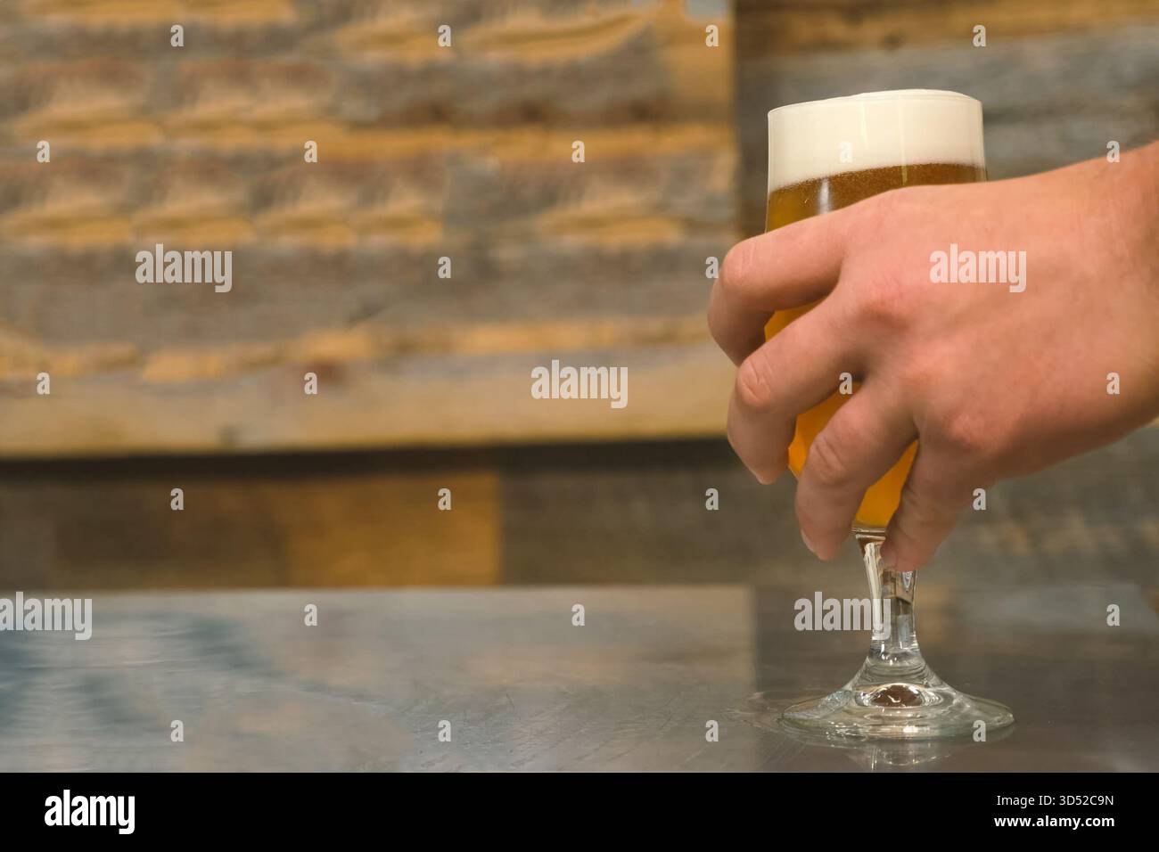 Un verre de bière sur la table, un verre de bière au bar. Banque D'Images