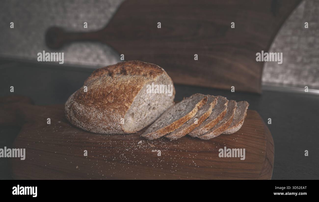 Pain de sarrasin tranché sur une planche de bois, nourriture rustique minimale nature encore adaptée à la boulangerie et aux concepts alimentaires sains Banque D'Images
