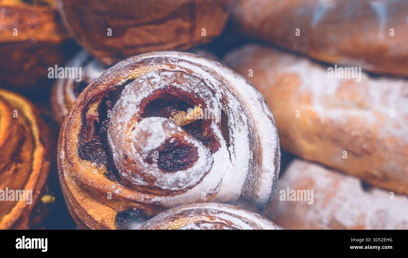 Produits de boulangerie frais des fêtes dans un emballage transparent avec ruban jaune sur un compte de magasin Banque D'Images
