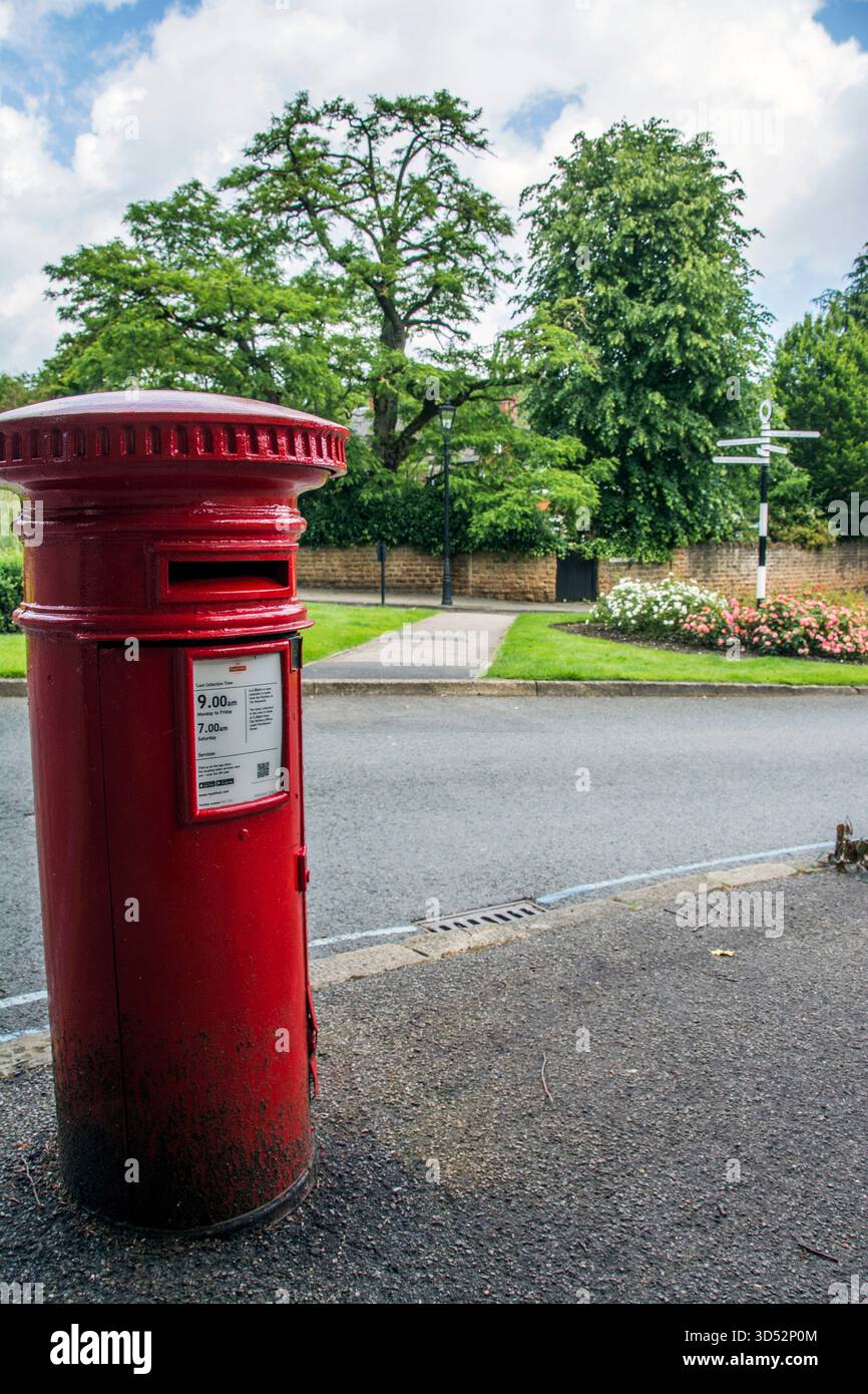 Rare boîte de pilier britannique de l'époque victorienne connue sous le nom de boîte de pilier anonyme , qui a été fabriquée entre 1879 et 1887 , celle-ci est de 1883 Banque D'Images