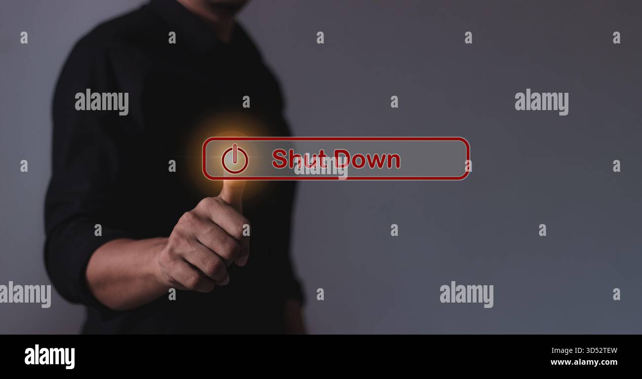 Jeune homme avec la main du smartphone touchant le bouton arrêter, appuyez sur éteindre Banque D'Images