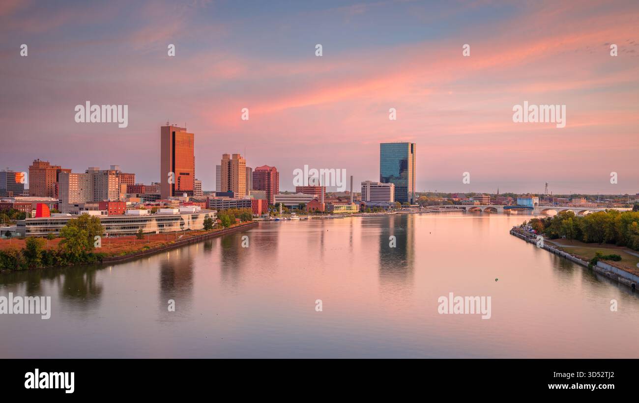 Toledo, Ohio, États-Unis. Image de paysage urbain aérien du centre-ville de Toledo, Ohio avec reflet de la ligne d'horizon dans le calme fleuve Maumee au magnifique lever du soleil d'automne. Banque D'Images
