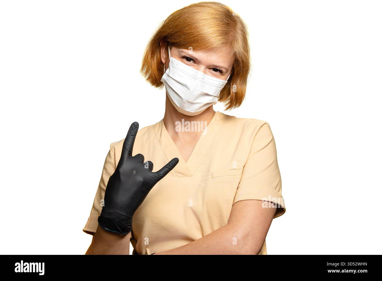 Une femme médecin, une travailleuse de santé. Elle fait le signe DE ROCHE tout en portant un gant noir. Son index et son petit doigt sont droits. Elle l'est Banque D'Images