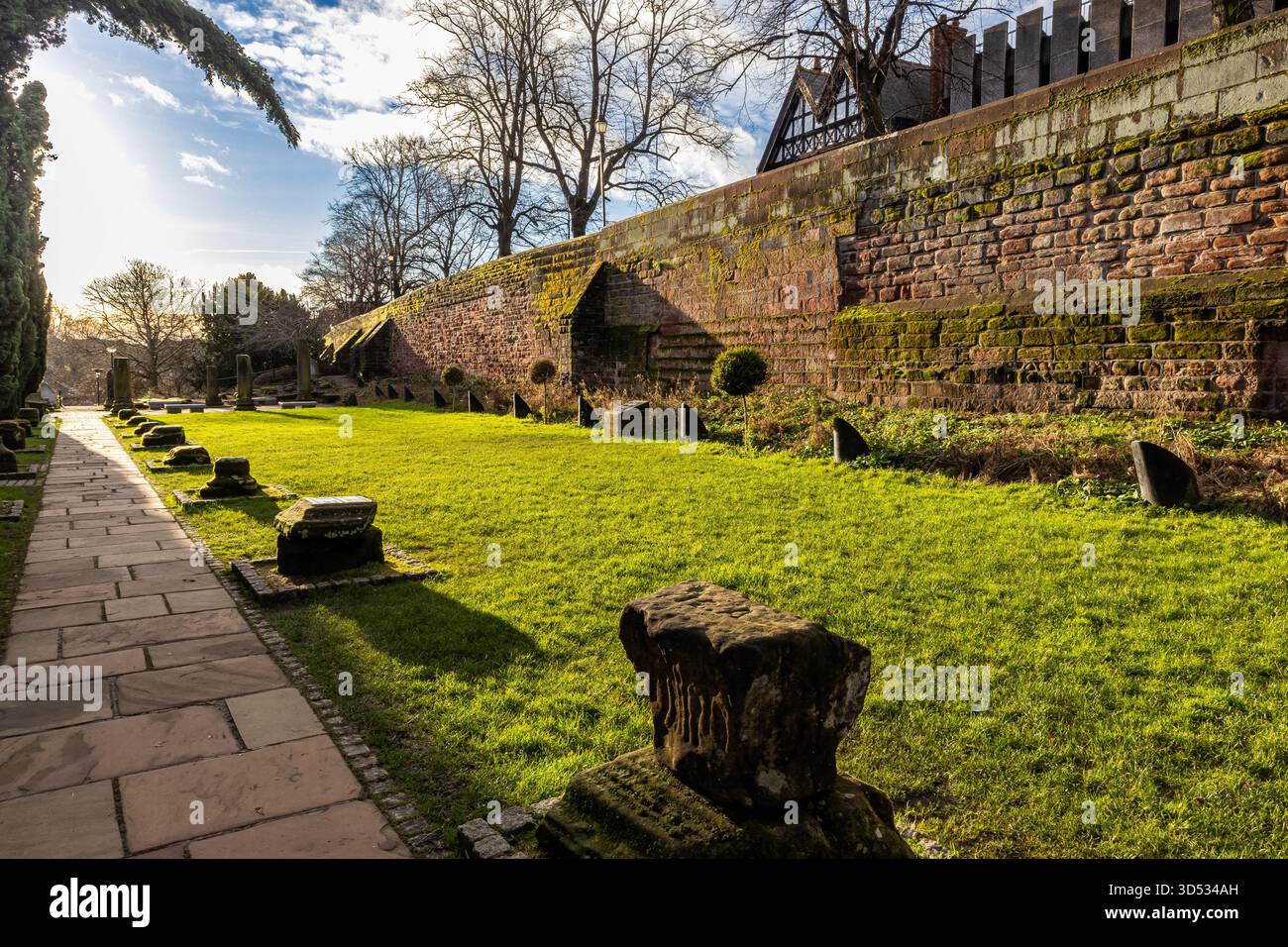 Jardins romains à Chester avec d'anciens fragments de pierre et des murs historiques Banque D'Images