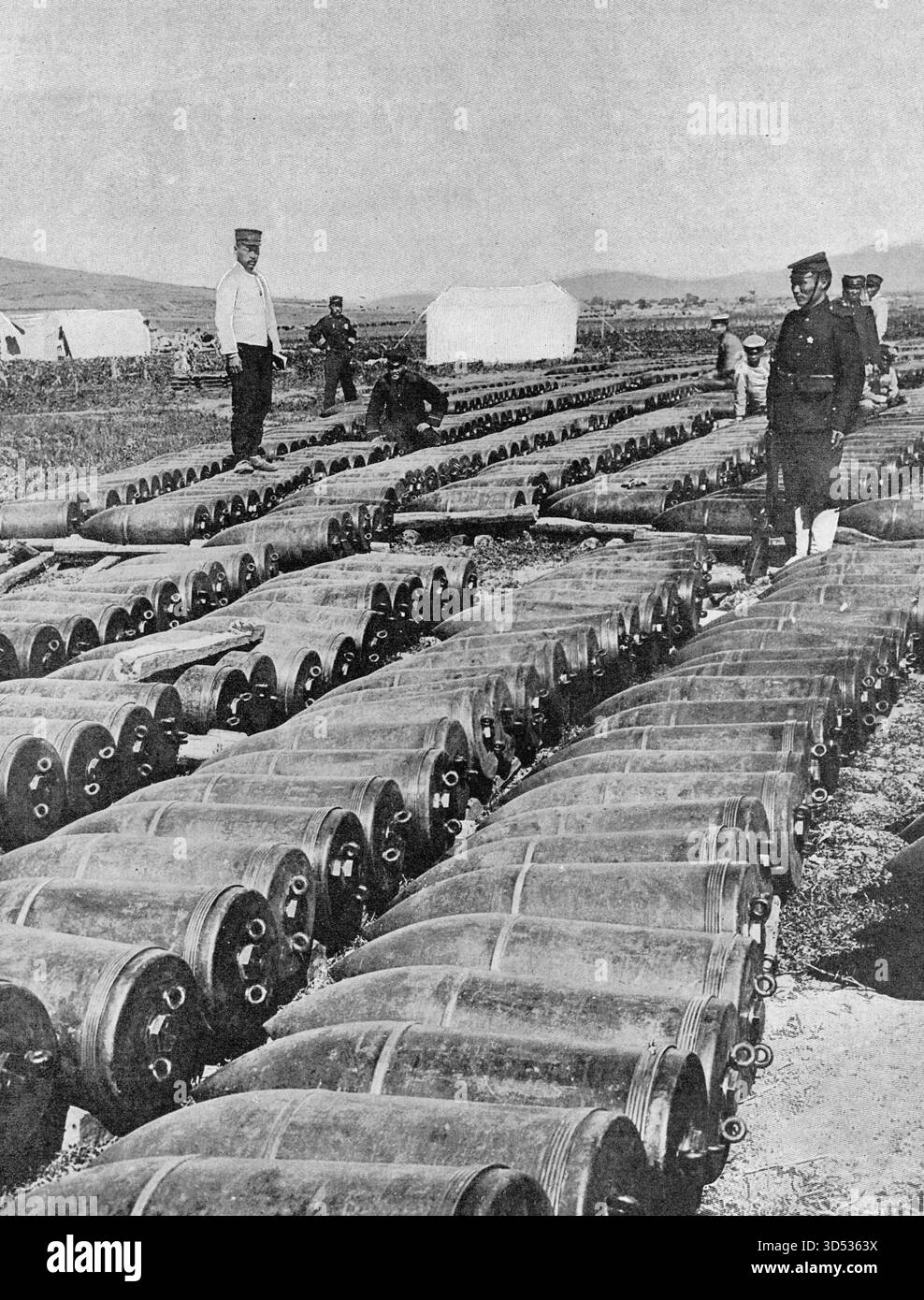 LES OBUS MONSTRES UTILISÉS PAR LES JAPONAIS À PORT ARTHUR après la reddition de Port Arthur, le commandement de la garnison déclara que la situation était devenue intenable, d'autant plus que les obusiers japonais de 28 centimètres avaient été déployés et pouvaient tirer leurs énormes projectiles au cœur des défenses de la forteresse. La curieuse photographie que nous reproduisons donne une idée précise des dimensions ​​the de ces monstrueuses armes de destruction 1905 Banque D'Images