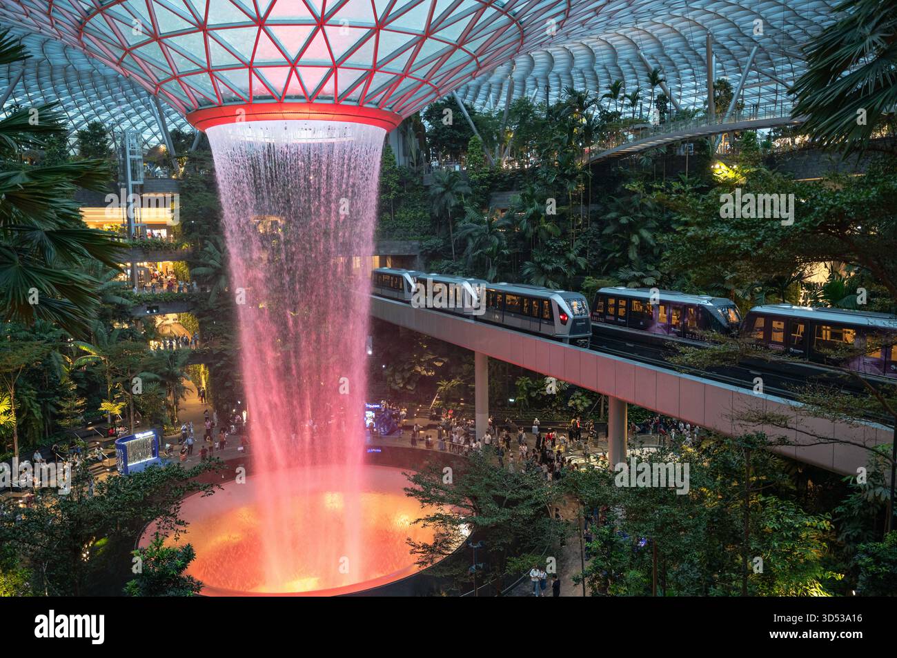 02.10.2025, Singapour, République de Singapour, Asie - 2 carragies du service de navette Skytrain léger entièrement automatisé passent par Jewel terminal. Banque D'Images