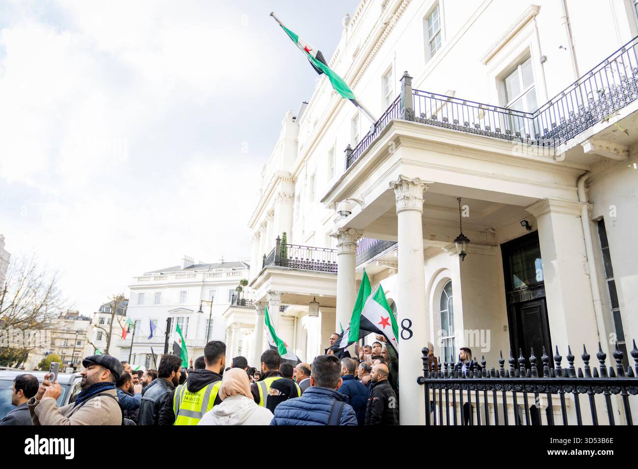 Le ministre syrien des Affaires étrangères, Asaad al-Shaibani, a effectué sa première visite officielle au Royaume-Uni, marquant la réouverture de l’ambassade syrienne à Londres après sa fermeture en 2011. La visite comprenait une cérémonie de levée de drapeau dirigée par le ministre des Affaires étrangères, symbolisant le rétablissement de la présence diplomatique et le rétablissement des liens entre la Syrie et le Royaume-Uni. Banque D'Images