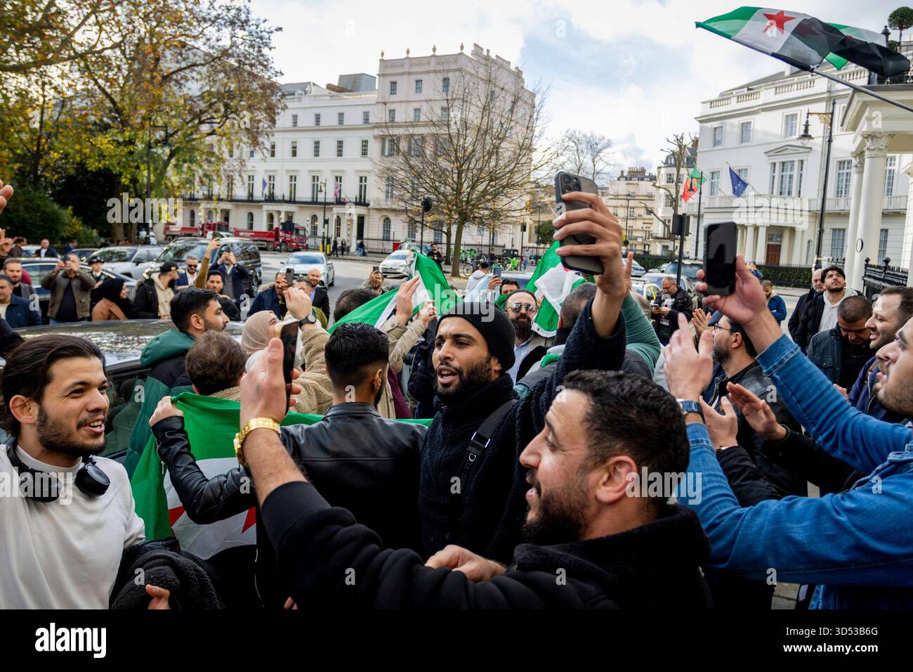 Le ministre syrien des Affaires étrangères, Asaad al-Shaibani, a effectué sa première visite officielle au Royaume-Uni, marquant la réouverture de l’ambassade syrienne à Londres après sa fermeture en 2011. La visite comprenait une cérémonie de levée de drapeau dirigée par le ministre des Affaires étrangères, symbolisant le rétablissement de la présence diplomatique et le rétablissement des liens entre la Syrie et le Royaume-Uni. Banque D'Images