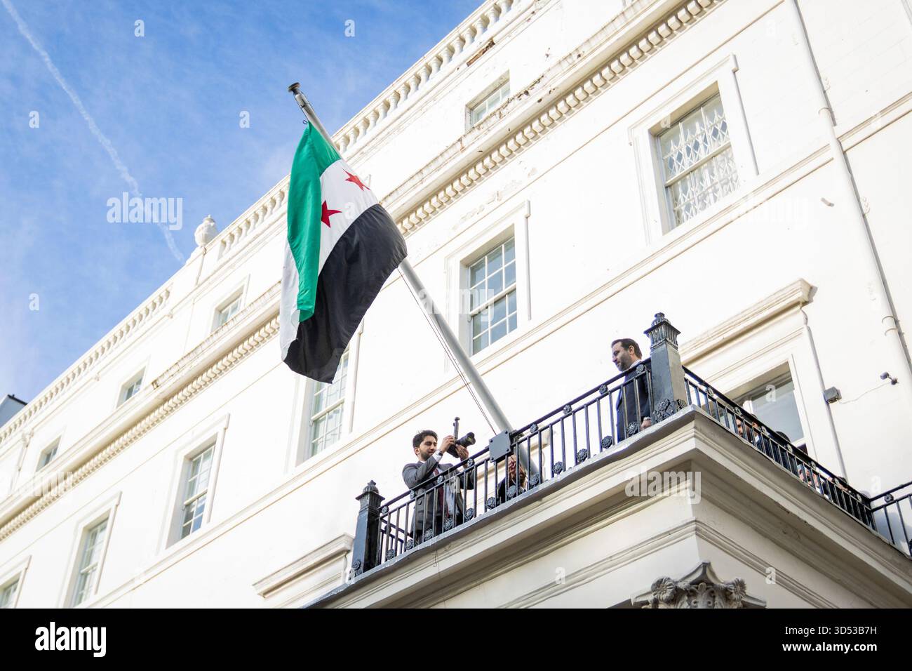 Le ministre syrien des Affaires étrangères, Asaad al-Shaibani, a effectué sa première visite officielle au Royaume-Uni, marquant la réouverture de l’ambassade syrienne à Londres après sa fermeture en 2011. La visite comprenait une cérémonie de levée de drapeau dirigée par le ministre des Affaires étrangères, symbolisant le rétablissement de la présence diplomatique et le rétablissement des liens entre la Syrie et le Royaume-Uni. Banque D'Images