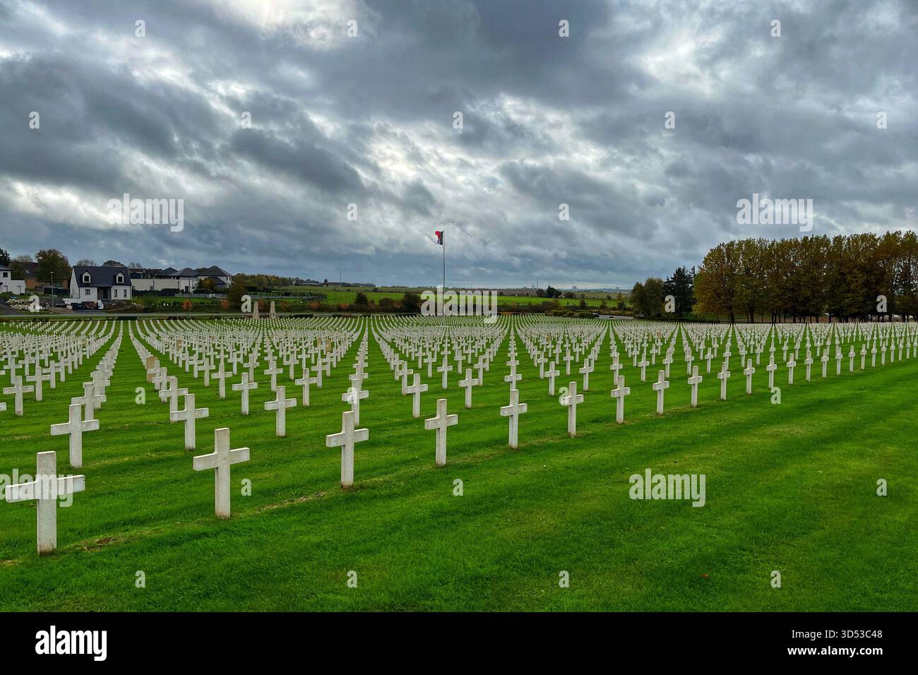 Cimetière français de la Targette près de Neuville St Vaast avec des rangées de croix blanches réparties à flanc de colline sous un ciel sombre d'automne. Banque D'Images