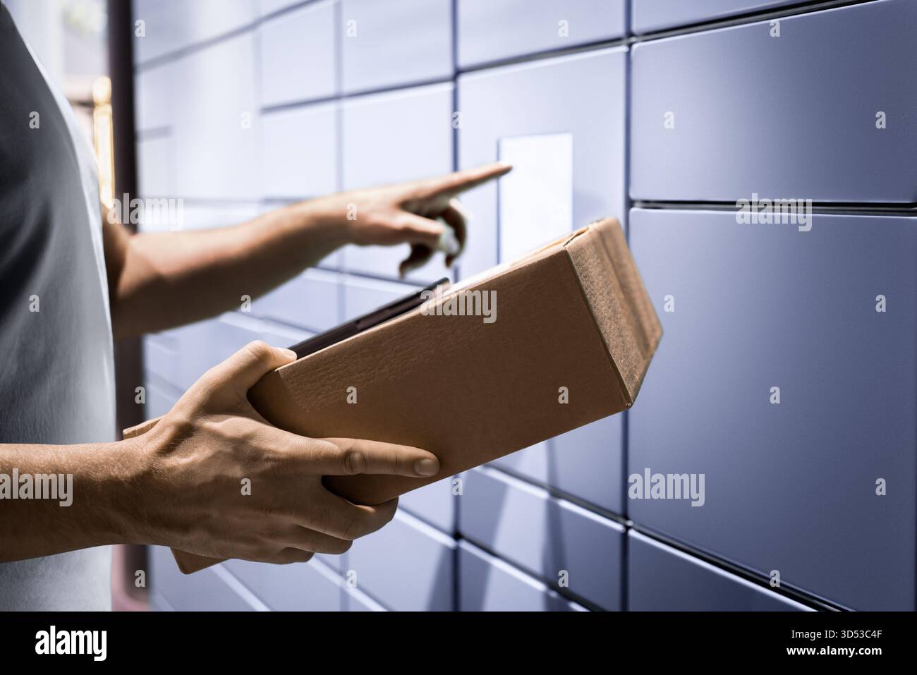 Casier de livraison. Service de colis postal. Bureau de messagerie. Ramasser ou retourner le produit à la boîte aux lettres. L'homme collecte le courrier de l'automate postal intelligent. Banque D'Images