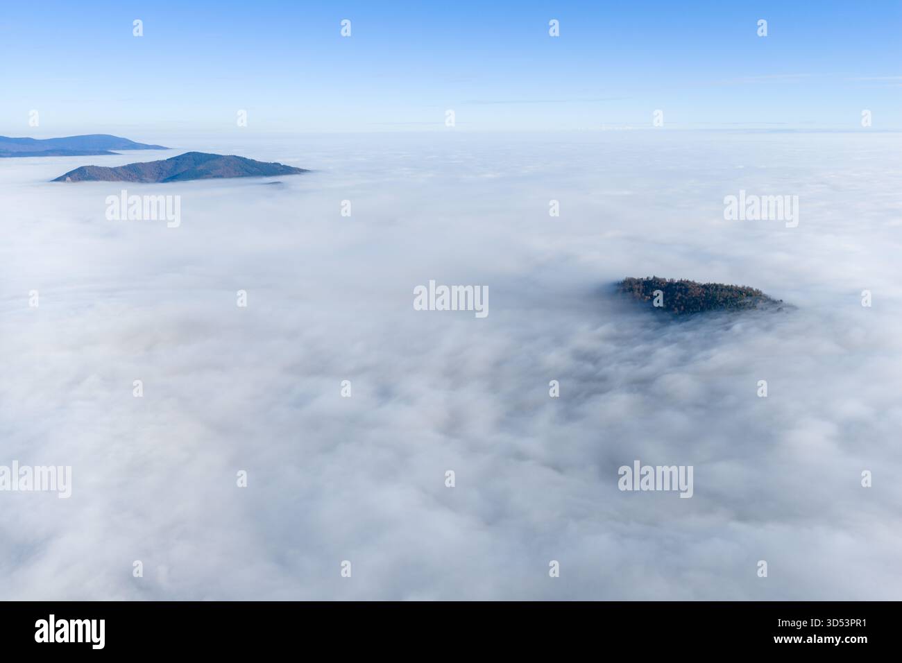 Vue aérienne des îles perçant une mer de nuages moelleux sous un ciel clair, une danse envoûtante de terre et de ciel, Orschwiller, Grand est, France Banque D'Images