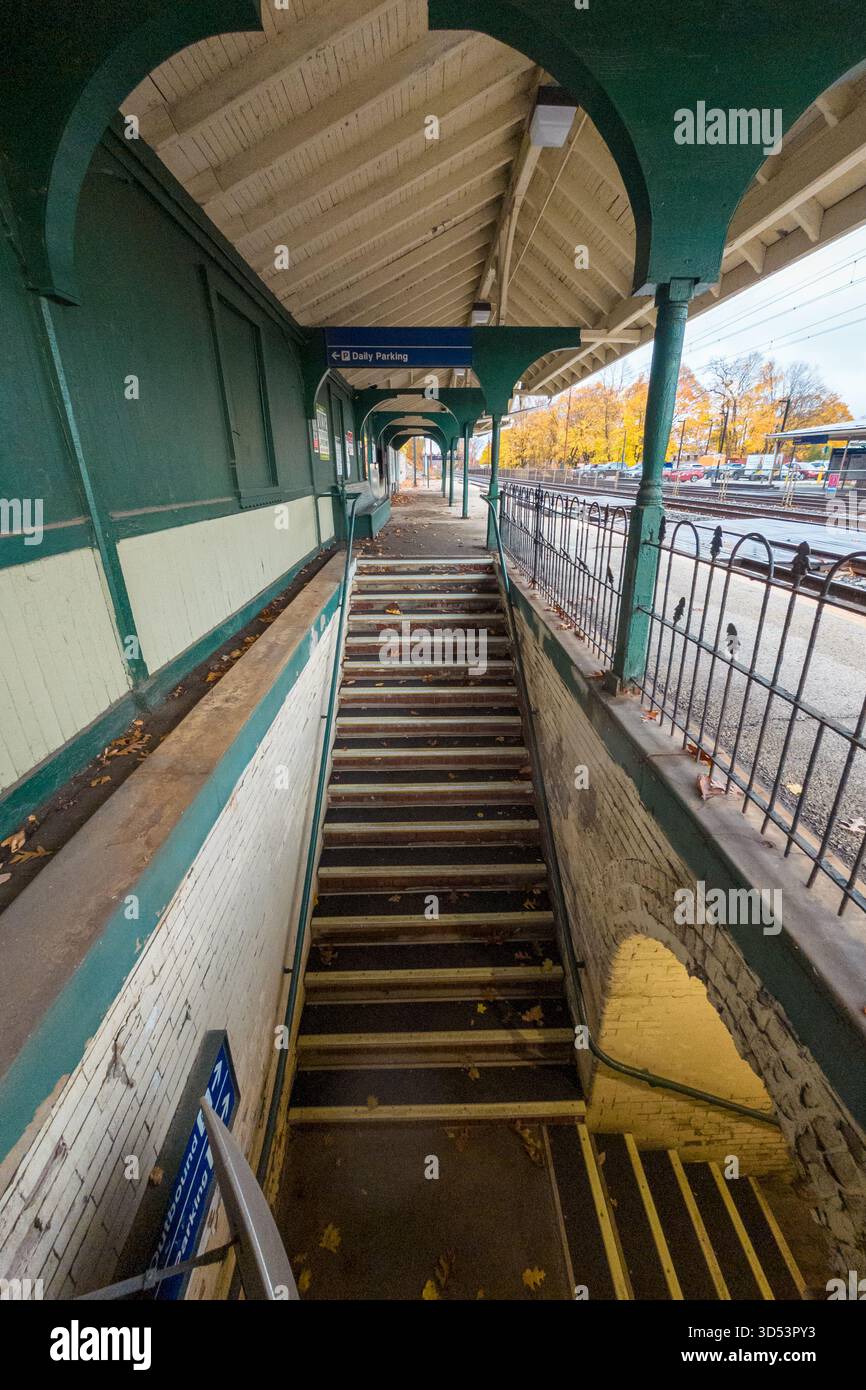 Devon Station. Un long escalier menant à une plate-forme avec un panneau bleu. Les escaliers sont vides et la plate-forme est vide Banque D'Images