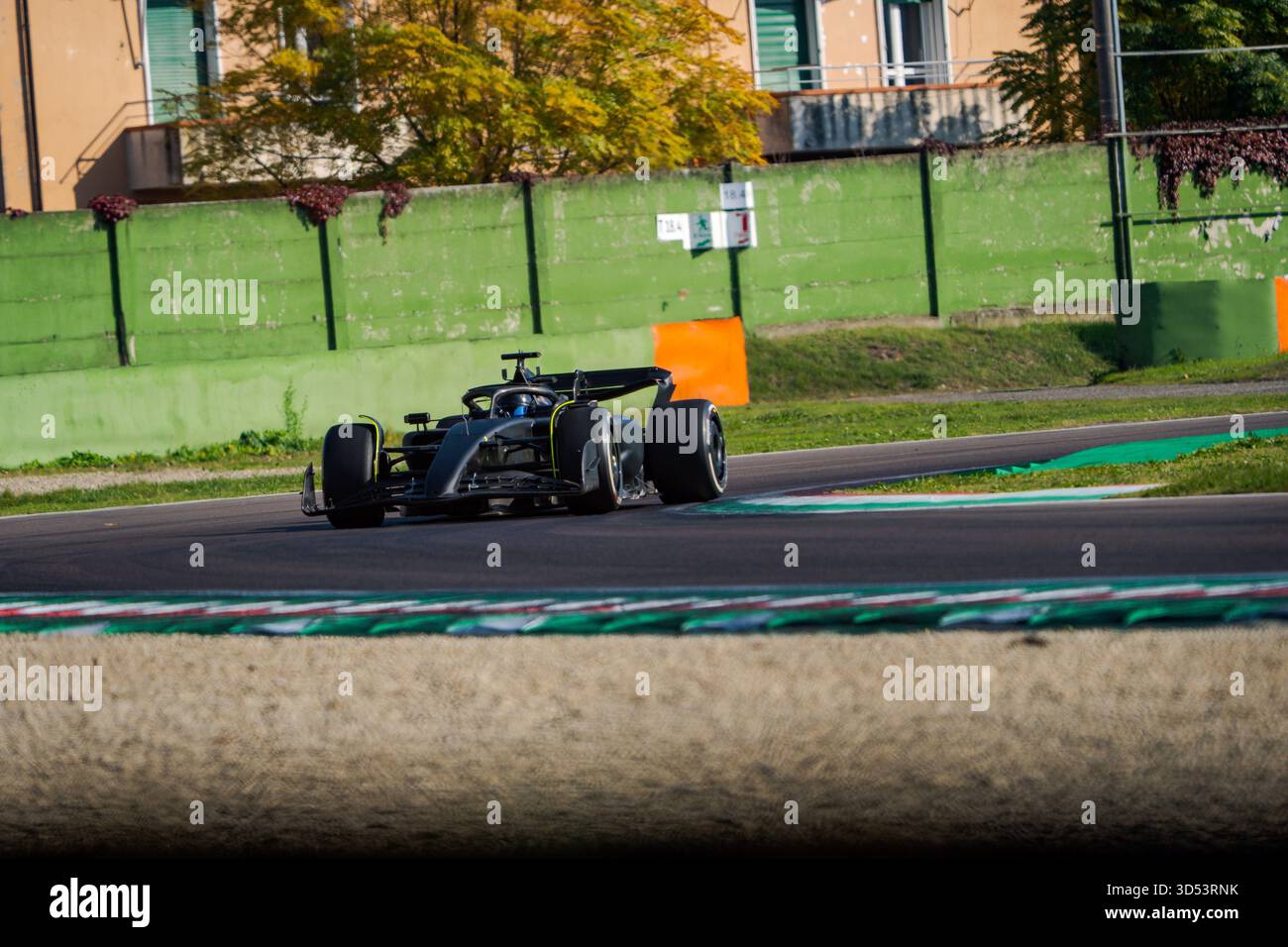 Imola, Italie. 13 novembre 2025. Sergio Perez, pilote mexicain de l'écurie Cadillac F1 Team, teste la Ferrari SF23 sur le circuit international Enzo e Dino Ferrari. Crédit : SOPA images Limited/Alamy Live News Banque D'Images