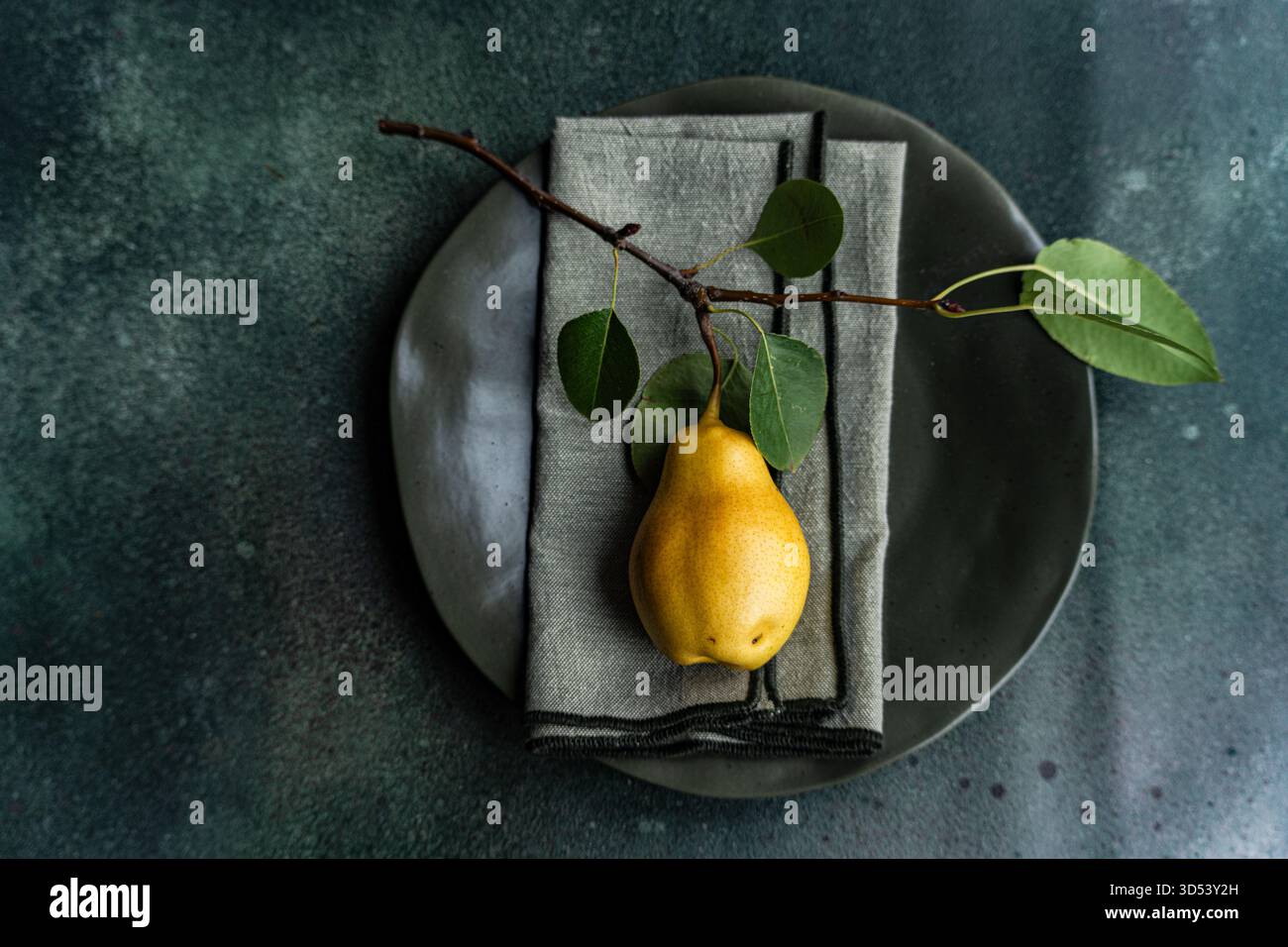 Vue aérienne d'un lieu automnal rustique sur une table avec une poire mûre Banque D'Images