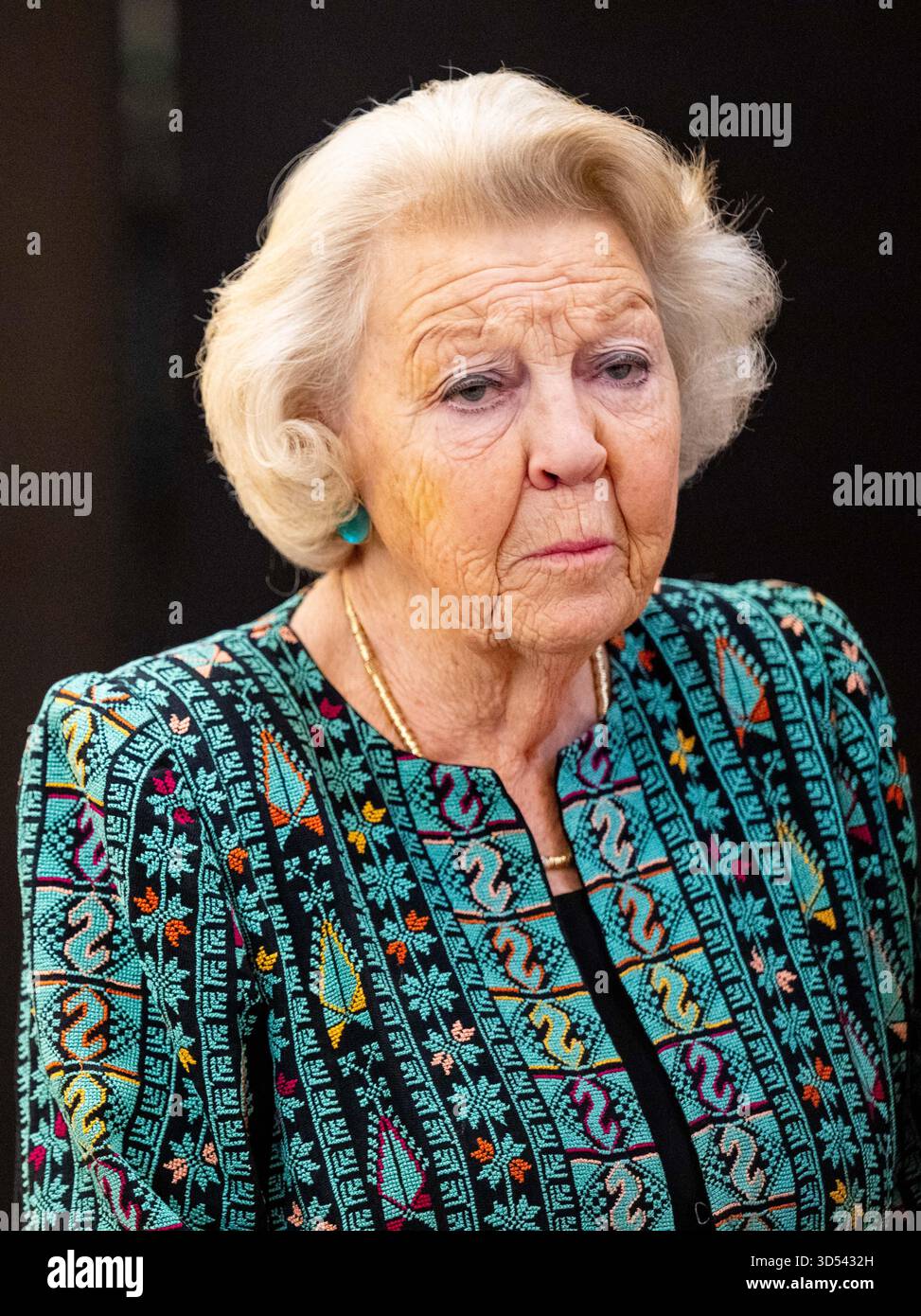 Amsterdam, pays-Bas. 13 novembre 2025. Princesse Beatrix à l'ouverture d'une exposition de photos à l'occasion du centenaire de l'organisation de développement Simavi au Rijksmuseum d'Amsterdam. (Photo de DPPA/SIPA USA) crédit : Sipa US/Alamy Live News Banque D'Images