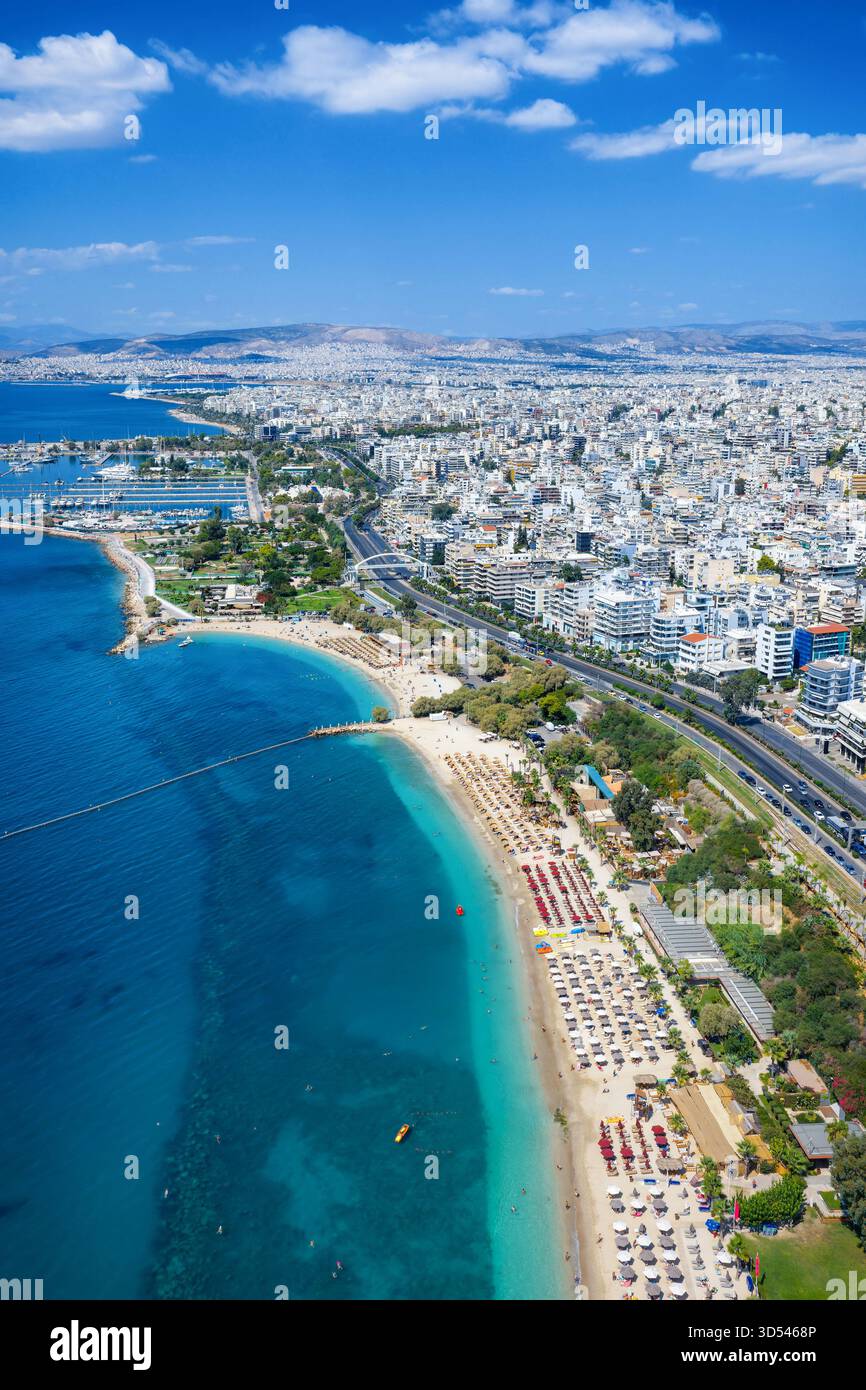 Vue aérienne de la côte d'Athènes, Grèce, avec le quartier Alimos, les plages publiques et les marinas à côté de l'horizon urbain Banque D'Images