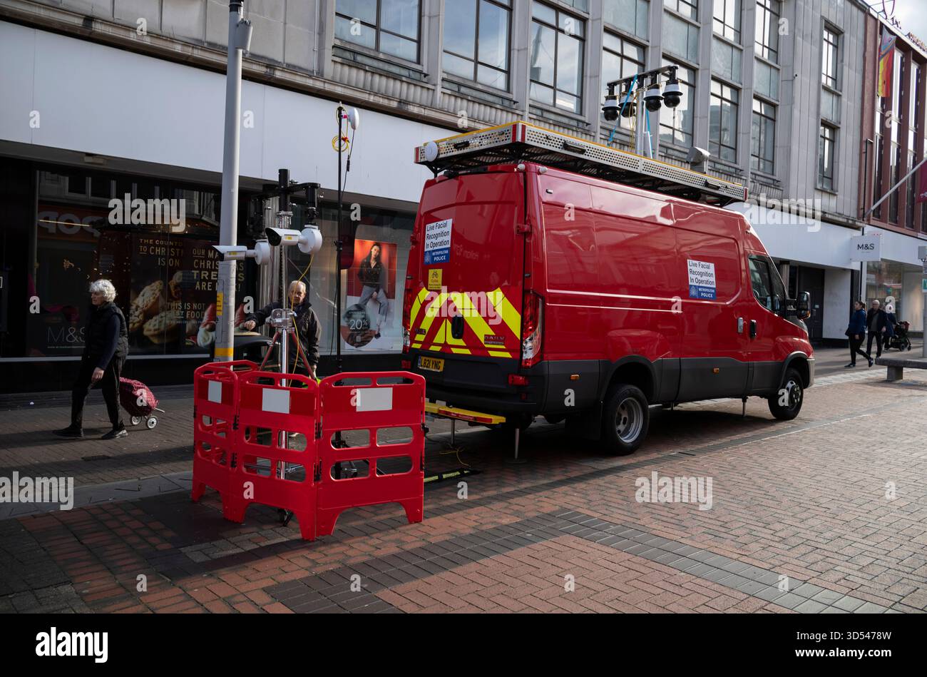 Metropolitan police caméras de reconnaissance faciale en direct en fonctionnement situé sur Sutton High Street, Greater London, Angleterre, Royaume-Uni Banque D'Images