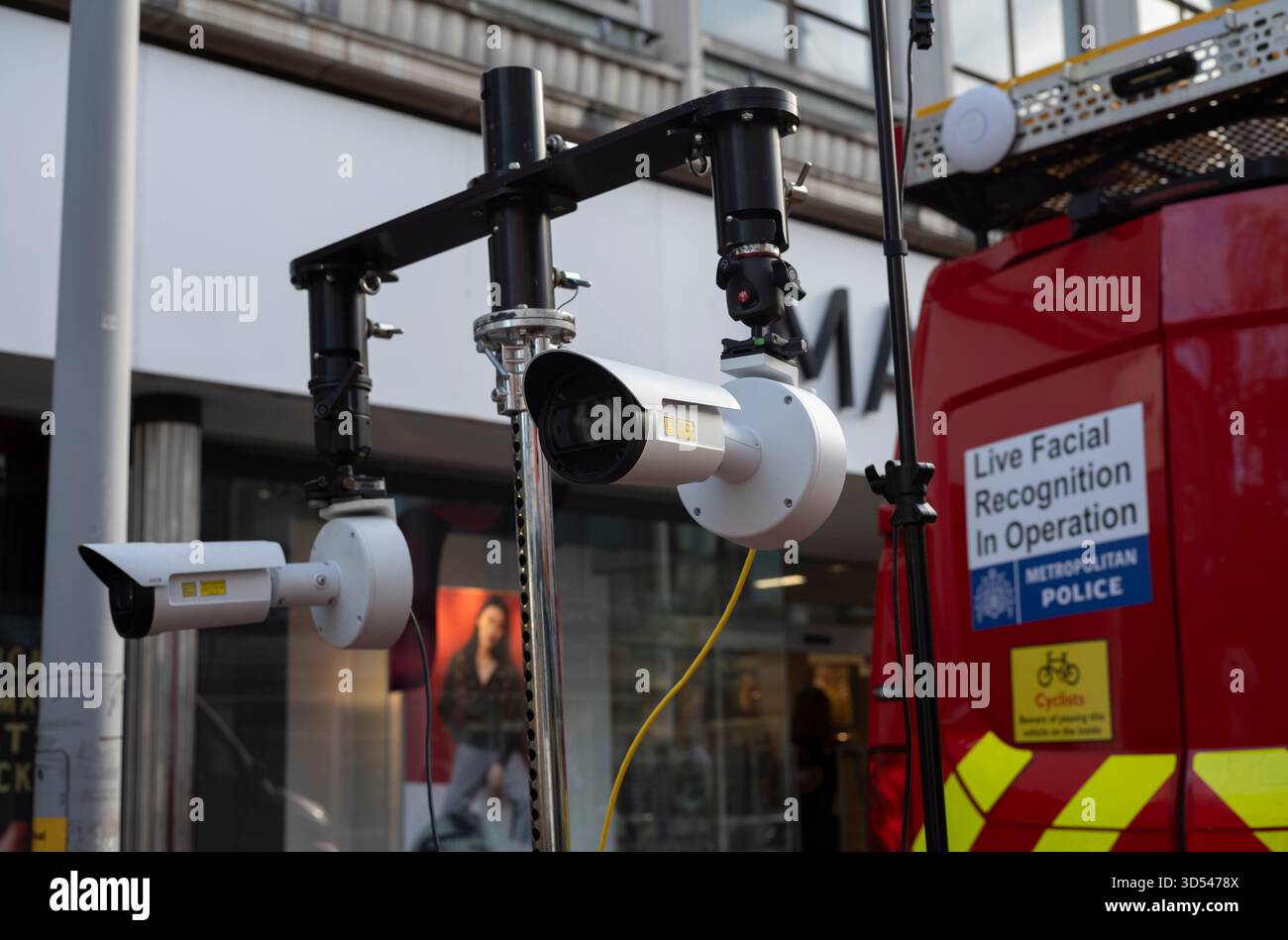 Metropolitan police caméras de reconnaissance faciale en direct en fonctionnement situé sur Sutton High Street, Greater London, Angleterre, Royaume-Uni Banque D'Images