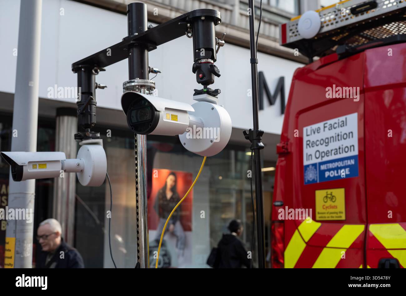 Metropolitan police caméras de reconnaissance faciale en direct en fonctionnement situé sur Sutton High Street, Greater London, Angleterre, Royaume-Uni Banque D'Images