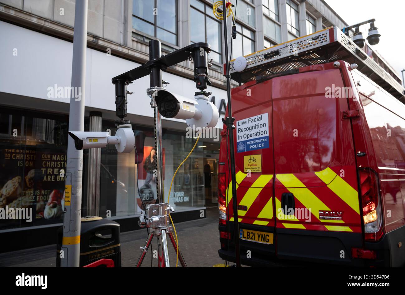 Metropolitan police caméras de reconnaissance faciale en direct en fonctionnement situé sur Sutton High Street, Greater London, Angleterre, Royaume-Uni Banque D'Images