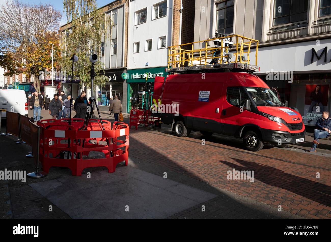 Metropolitan police caméras de reconnaissance faciale en direct en fonctionnement situé sur Sutton High Street, Greater London, Angleterre, Royaume-Uni Banque D'Images