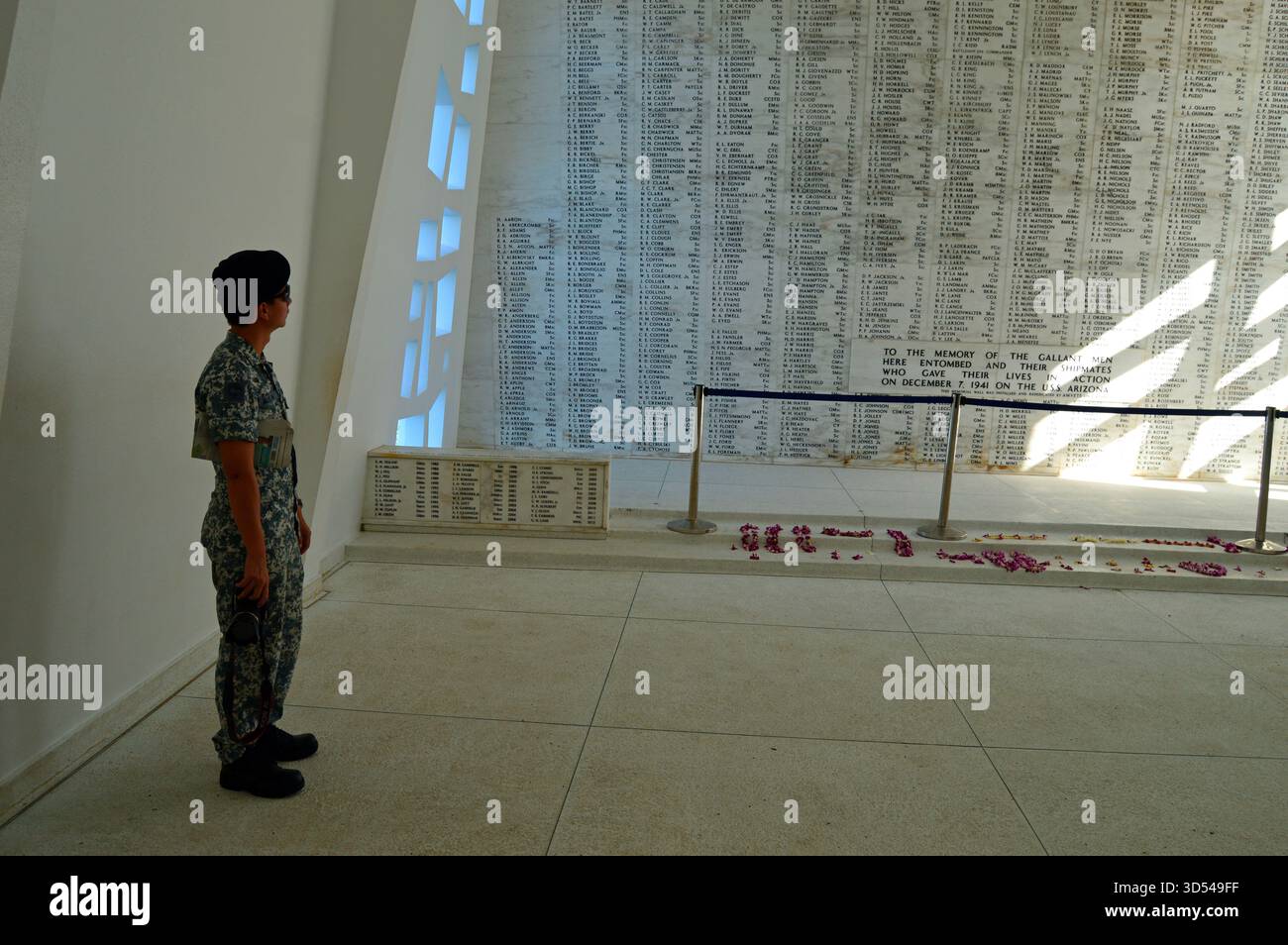 Pearl Harbor, HI, USA 1 août 2014 Un militaire voit les noms sur le mur à l'USS Arizona Memorial honorant les personnes tuées dans l'attaque sur P. Banque D'Images