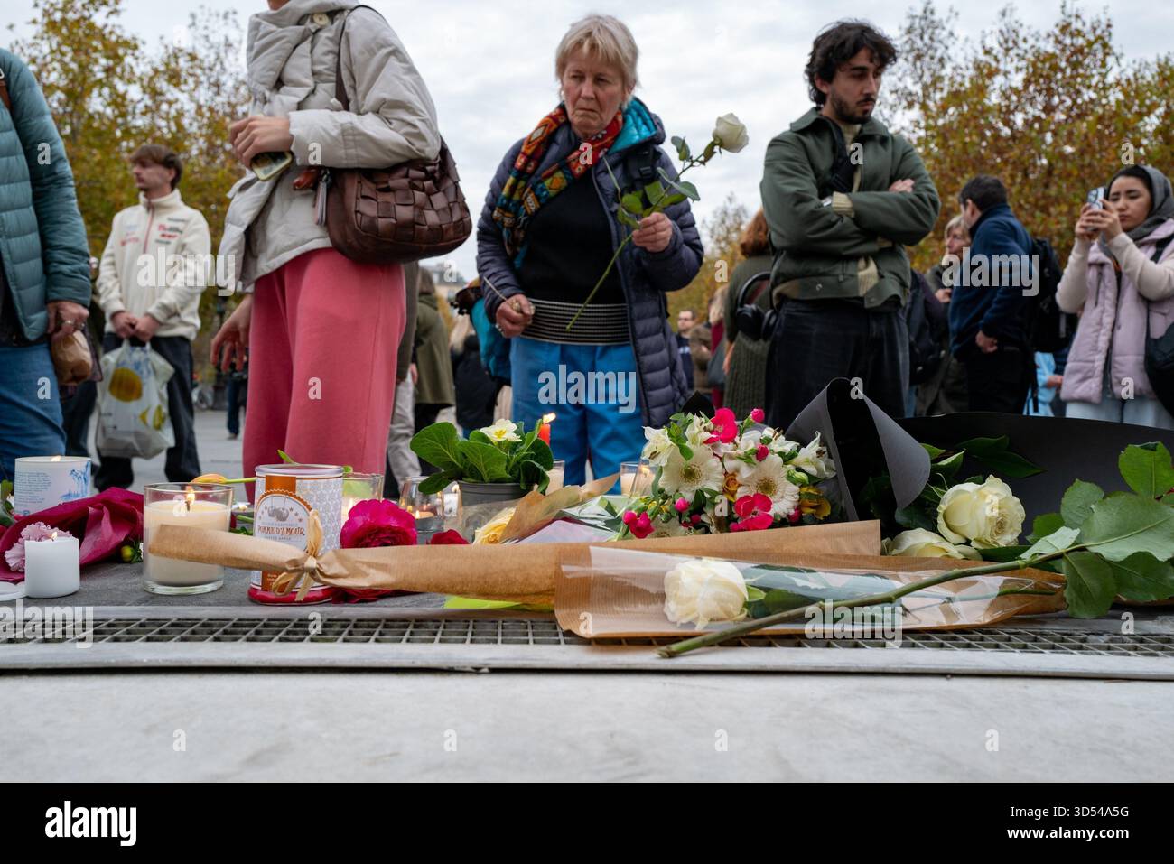 Paris, France. 13 novembre 2025. 13 novembre 2025 à Paris. Mémorial sur les lieux des attentats terroristes du 13 novembre 2015 - 13/11/2025 - France/Paris - Gilles Bader/le Pictorium crédit : LE PICTORIUM/Alamy Live News Banque D'Images
