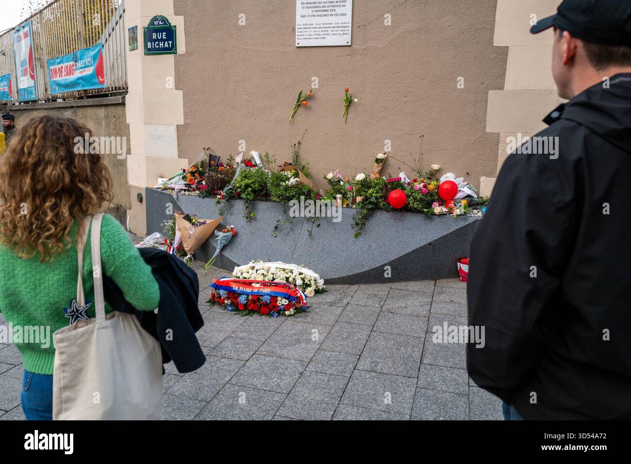 Paris, France. 13 novembre 2025. 13 novembre 2025 à Paris. Mémorial sur les lieux des attentats terroristes du 13 novembre 2015 - 13/11/2025 - France/Paris - Gilles Bader/le Pictorium crédit : LE PICTORIUM/Alamy Live News Banque D'Images