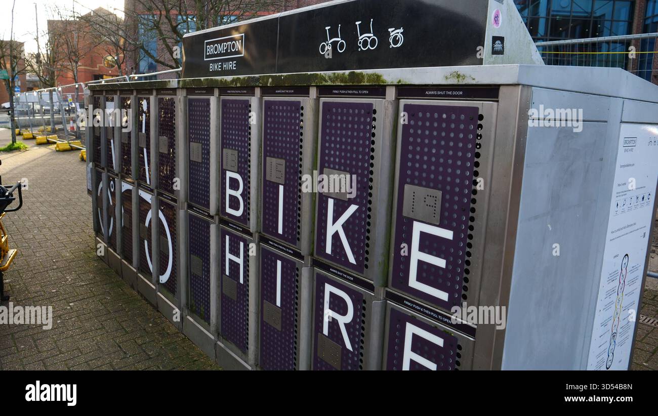 Un casier de location de vélos Brompton à la gare de Guildford Banque D'Images
