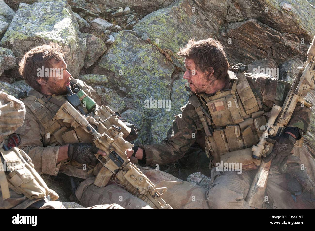 Lone Survivor est un film d'action dramatique de guerre américain de 2013 basé sur le livre de non-fiction de Marcus Luttrell de 2007 avec Patrick Robinson. Se déroulant pendant la guerre en Afghanistan, il met en scène l'échec de la mission de lutte contre les rebelles menée par la marine des États-Unis, l'opération Red Wings, au cours de laquelle une équipe de reconnaissance et de surveillance SEAL composée de quatre hommes a été chargée de retrouver le chef taliban Ahmad Shah. Le film a été écrit et réalisé par Peter Berg, avec Mark Wahlberg, Taylor Kitsch, Emile Hirsch, Ben Foster et Eric Bana. Banque D'Images