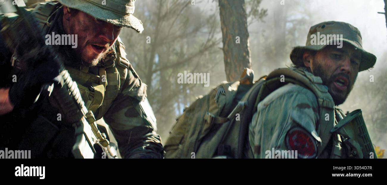 Lone Survivor est un film d'action dramatique de guerre américain de 2013 basé sur le livre de non-fiction de Marcus Luttrell de 2007 avec Patrick Robinson. Se déroulant pendant la guerre en Afghanistan, il met en scène l'échec de la mission de lutte contre les rebelles menée par la marine des États-Unis, l'opération Red Wings, au cours de laquelle une équipe de reconnaissance et de surveillance SEAL composée de quatre hommes a été chargée de retrouver le chef taliban Ahmad Shah. Le film a été écrit et réalisé par Peter Berg, avec Mark Wahlberg, Taylor Kitsch, Emile Hirsch, Ben Foster et Eric Bana. Banque D'Images