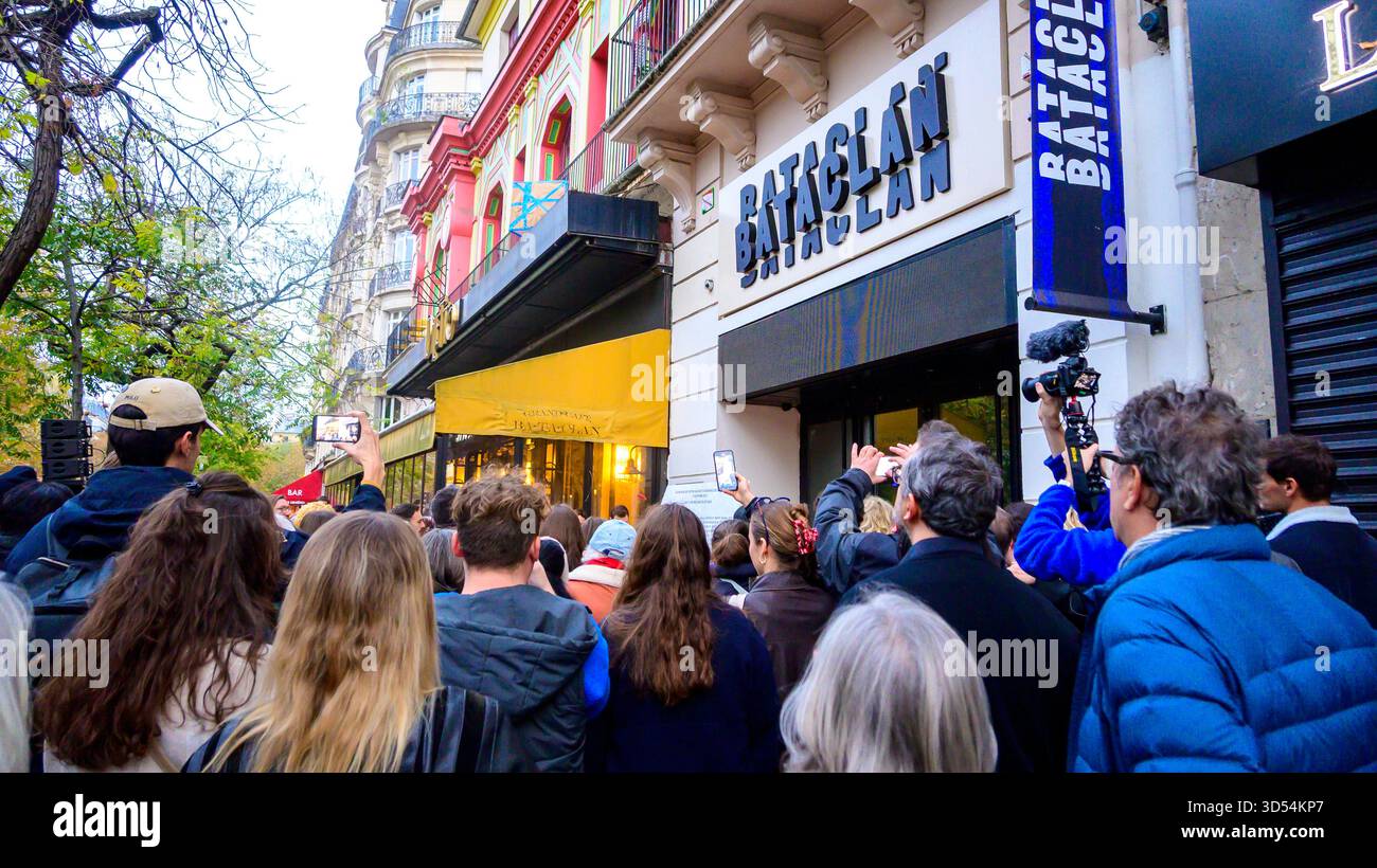 Paris, France, cérémonie de lecture de poésie devant le Bataclan – 10 ans après les attentats du 13 novembre. Banque D'Images