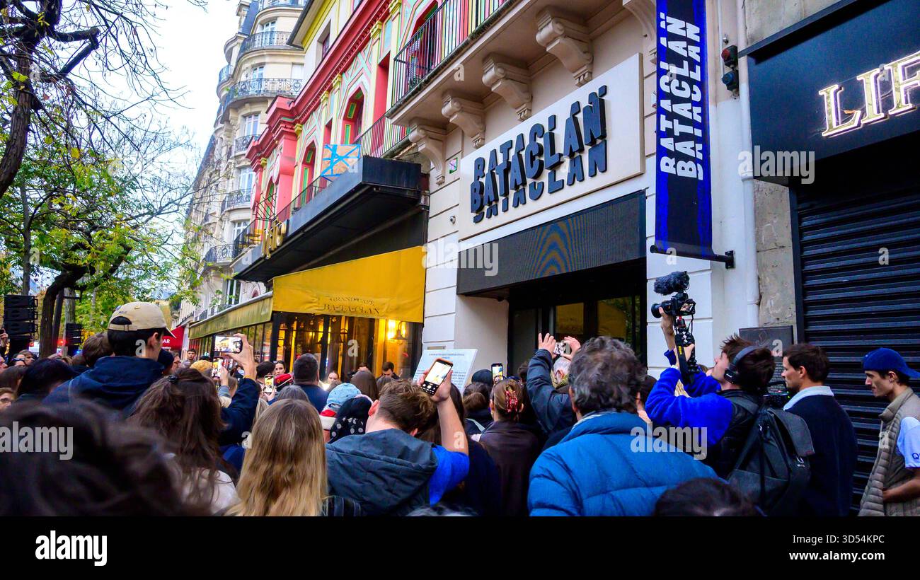 Paris, France, cérémonie de lecture de poésie devant le Bataclan – 10 ans après les attentats du 13 novembre. Banque D'Images