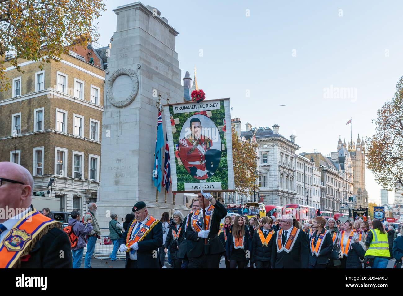Grand Orange Lodge of England (GOLE) défilé annuel du jour du souvenir et cérémonie de dépôt de couronnes au cénotaphe de Whitehall, avec la bannière Lee Rigby Banque D'Images