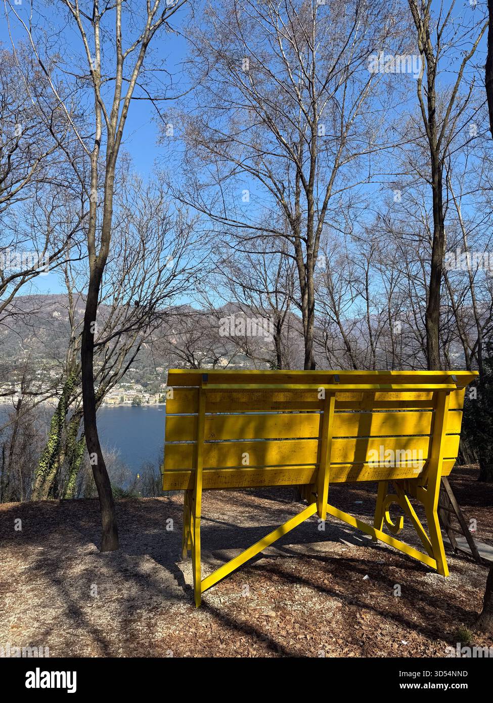 Banc jaune géant sur une colline au-dessus du lac de Garde, Italie Banque D'Images