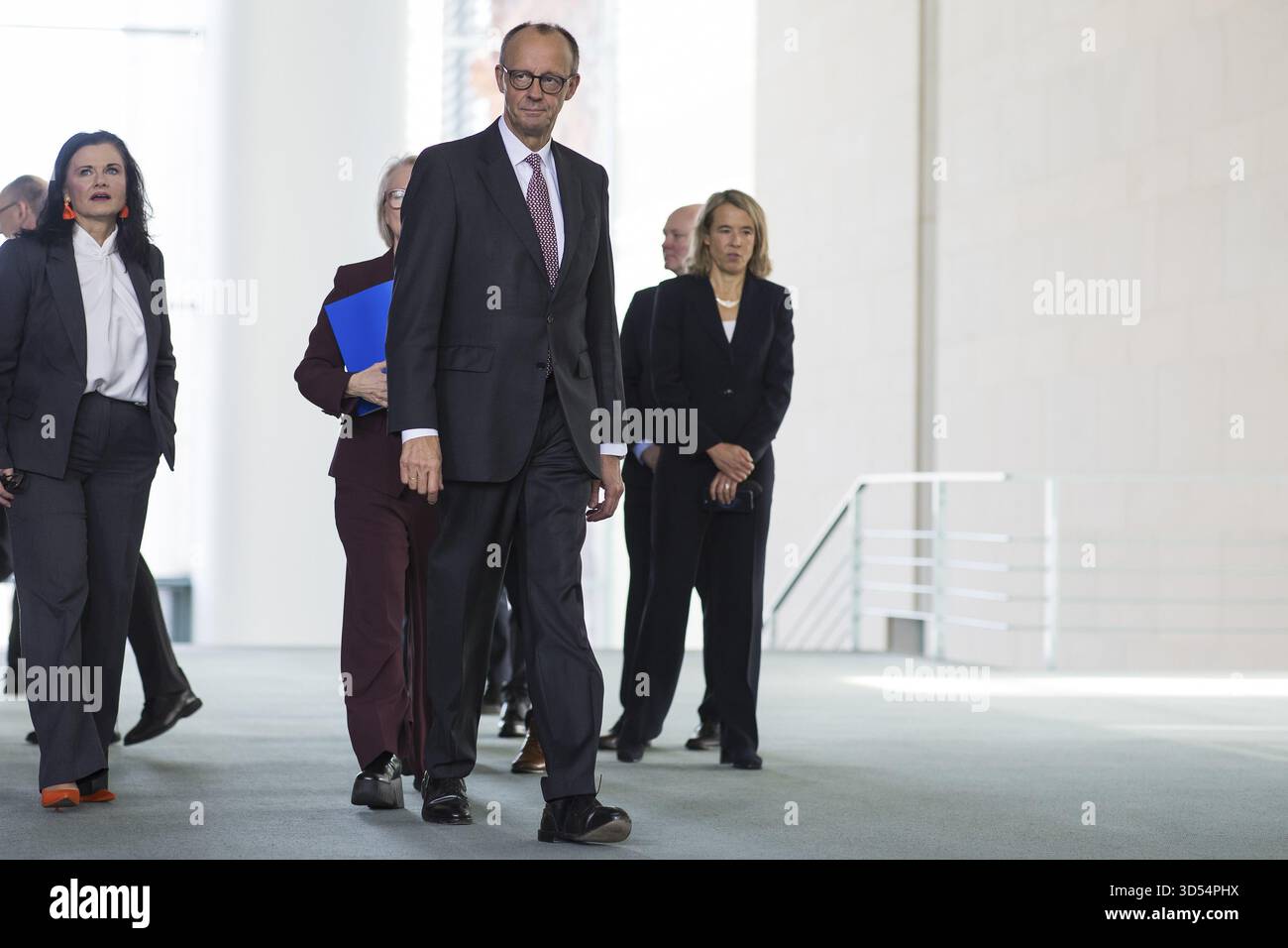 Friedrich Merz (chancelier fédéral de la République fédérale d'Allemagne, CDU) remet le rapport annuel 2025/2026 intitulé créer des perspectives pour t Banque D'Images