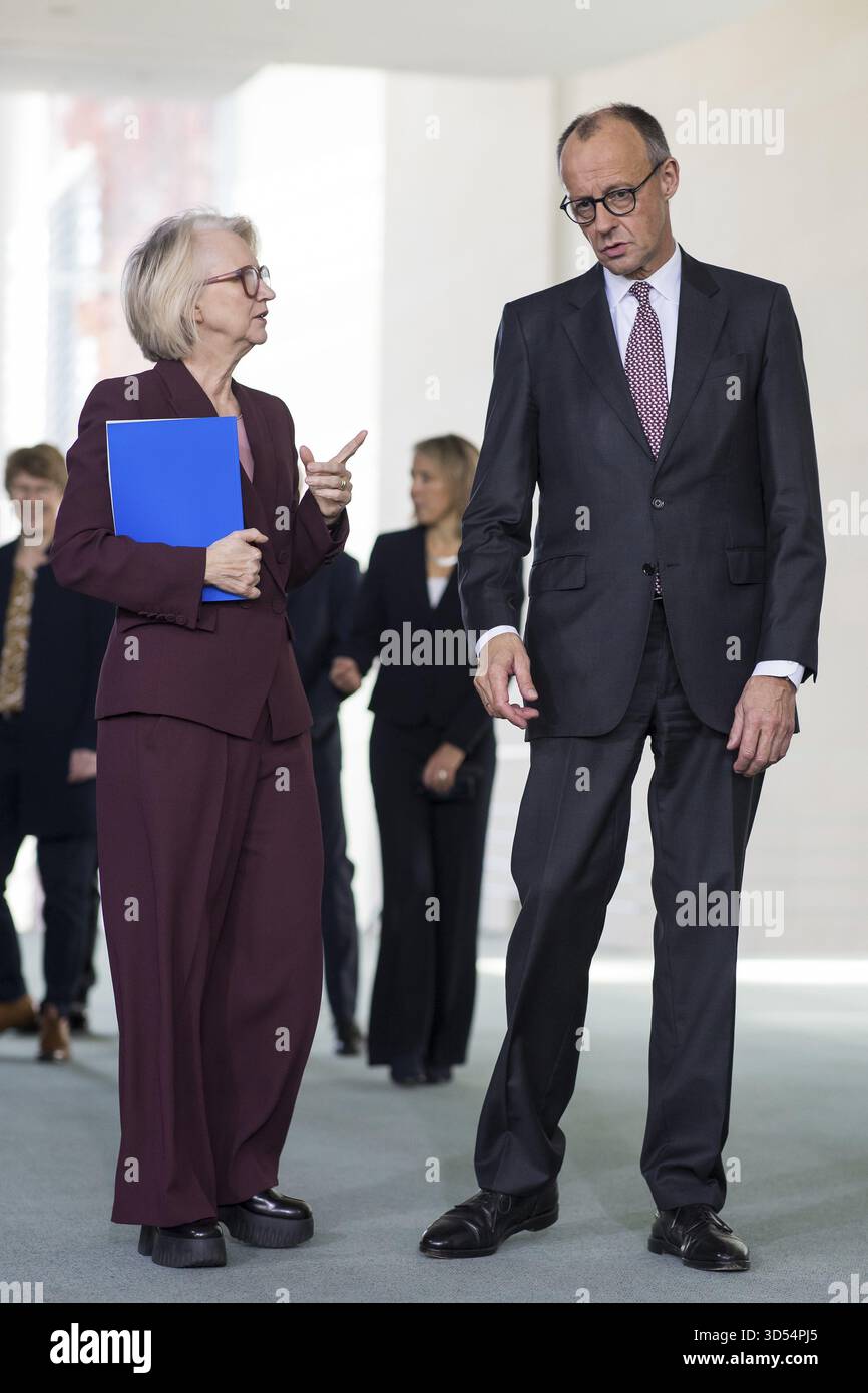 Professeur Dr Monika Schnitzer (Président du Conseil des experts) et Friedrich Merz (Chancelier fédéral de la République fédérale d'Allemagne, CDU) remise o Banque D'Images