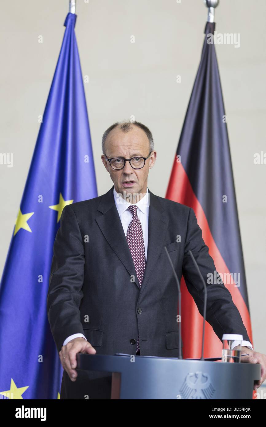 Friedrich Merz (chancelier fédéral de la République fédérale d'Allemagne, CDU) remet le rapport annuel 2025/2026 intitulé créer des perspectives pour t Banque D'Images