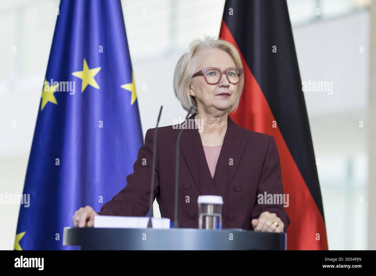 Professeur Dr Monika Schnitzer remise du rapport annuel 2025/2026 intitulé créer des perspectives pour demain - ne pas gaspiller les opportunités de la Banque D'Images