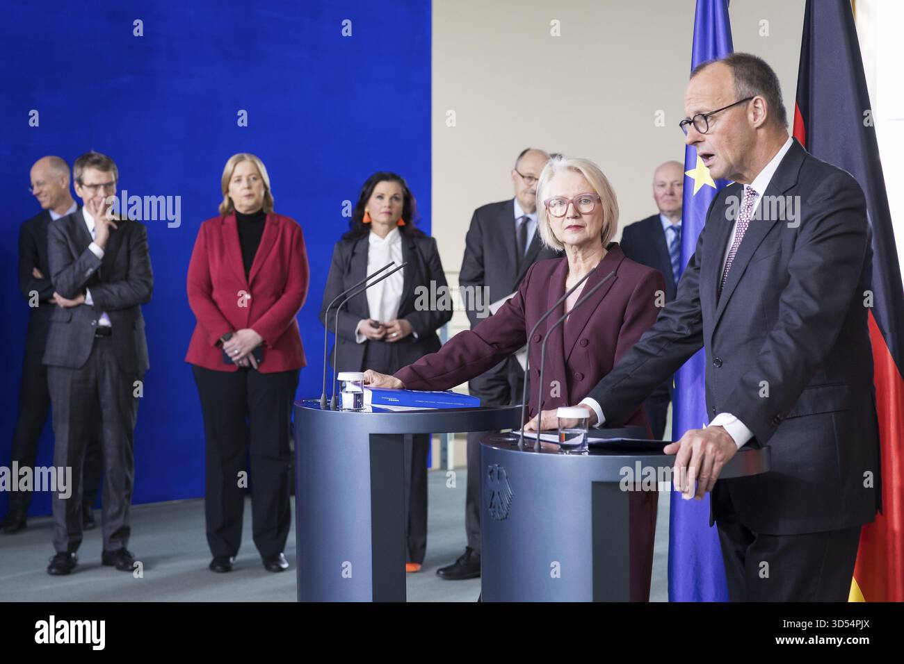Professeur Dr Monika Schnitzer (Président du Conseil des experts), Friedrich Merz (Chancelier fédéral de la République fédérale d'Allemagne, CDU) et le MEMB Banque D'Images