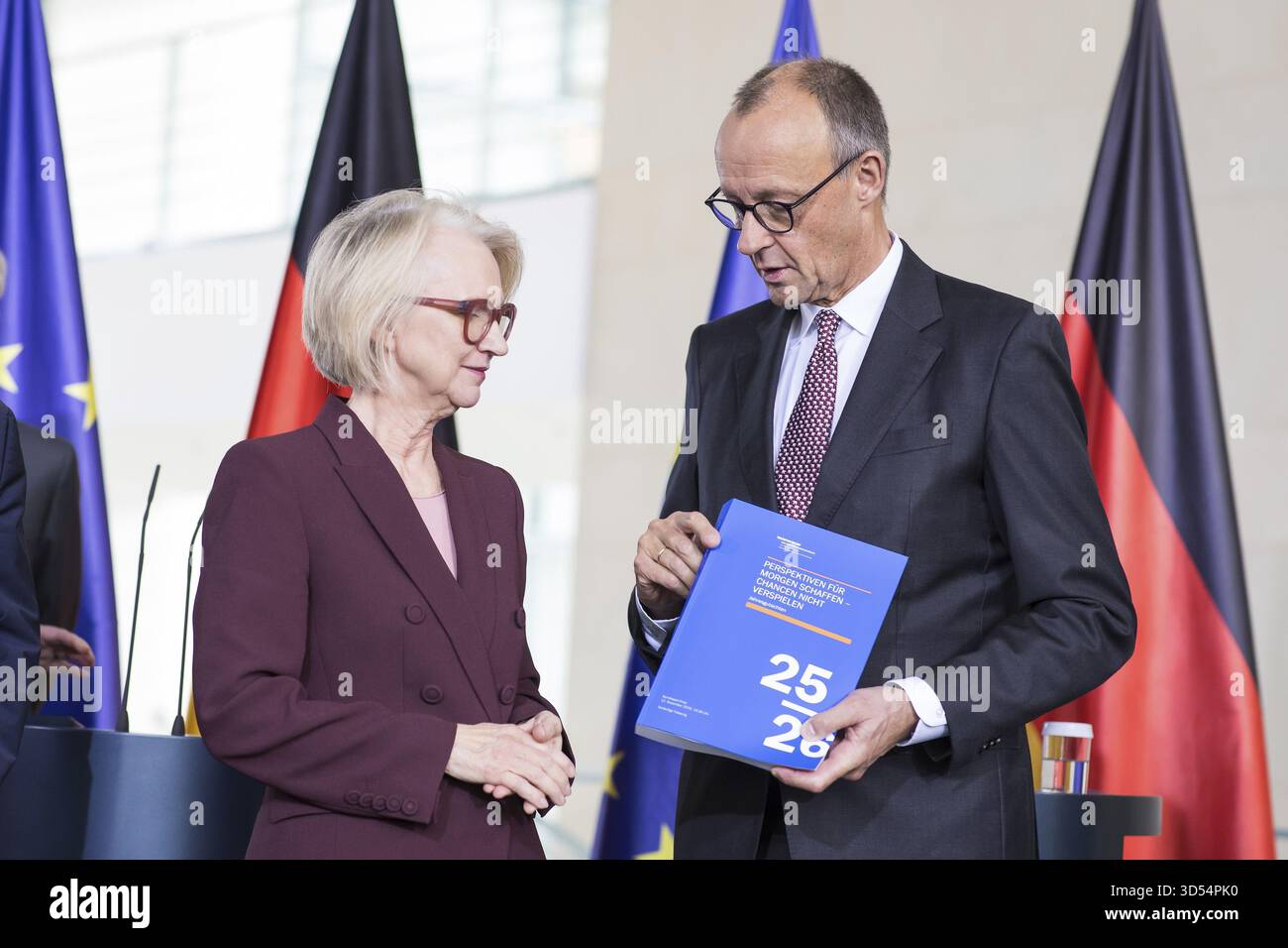 Professeur Dr Monika Schnitzer (Président du Conseil des experts) et Friedrich Merz (Chancelier fédéral de la République fédérale d'Allemagne, CDU) remise o Banque D'Images