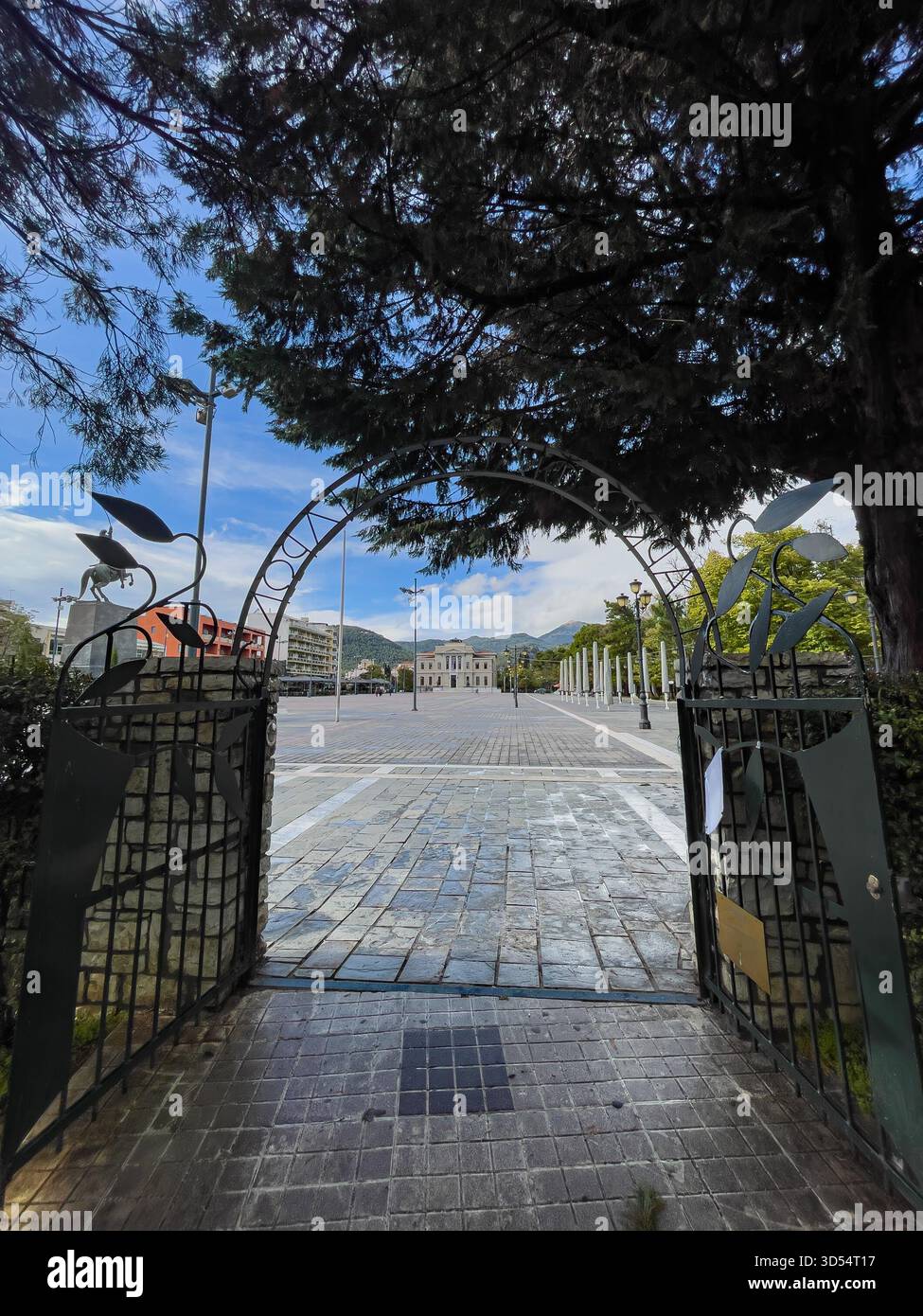 TRIPOLI, GRÈCE - 10 NOVEMBRE 2025 : magnifique parc près de la place Areos) dans la ville de Tripoli, Grèce. Banque D'Images